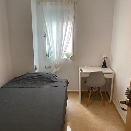 Single Room In My Apartment At The Beach Valencia Exteriör bild