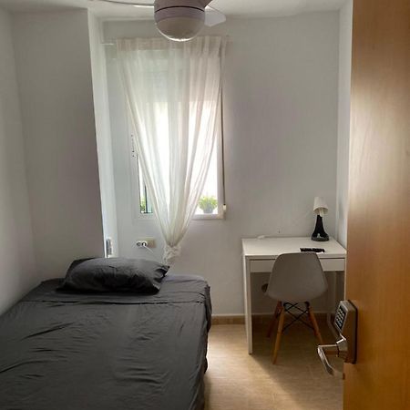 Single Room In My Apartment At The Beach Valencia Exteriör bild
