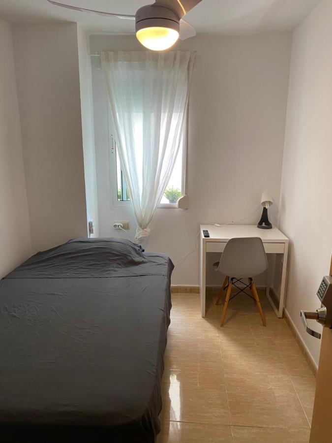 Single Room In My Apartment At The Beach Valencia Exteriör bild