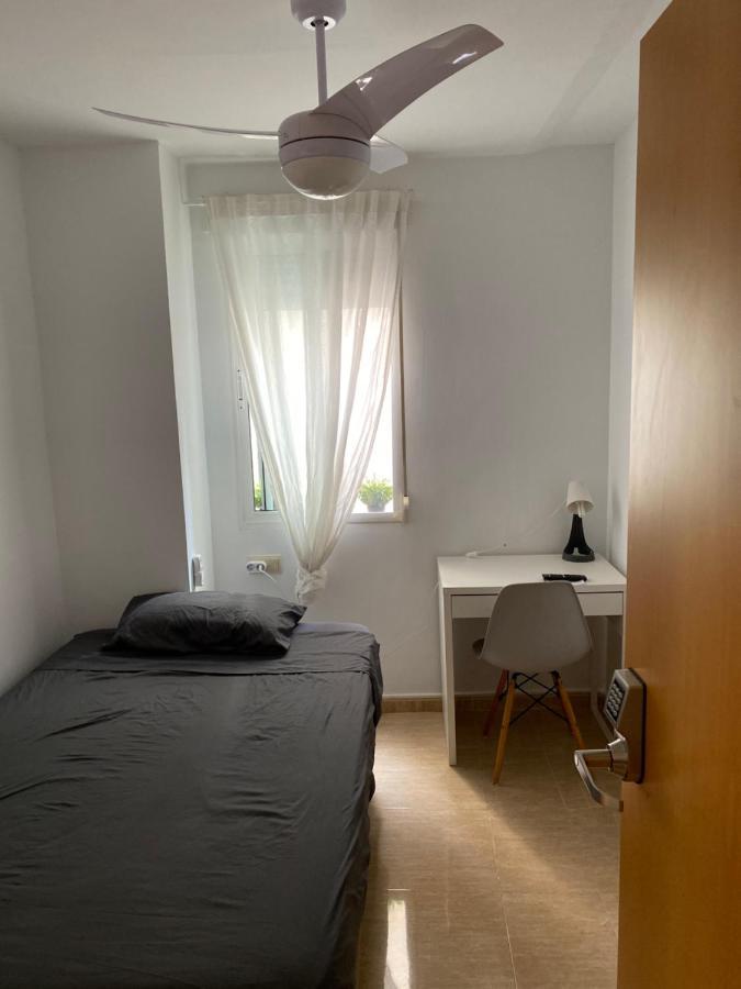 Single Room In My Apartment At The Beach Valencia Exteriör bild