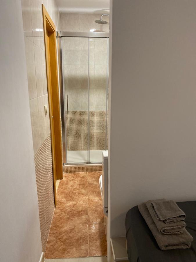 Single Room In My Apartment At The Beach Valencia Exteriör bild