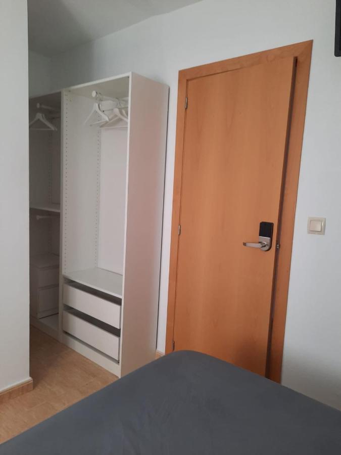 Single Room In My Apartment At The Beach Valencia Exteriör bild